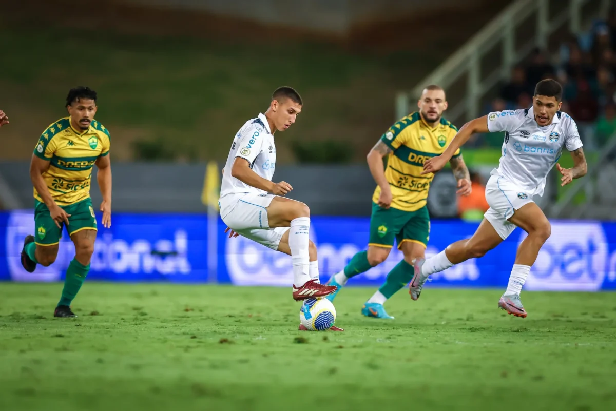 Monsalve se destaca nos primeiros jogos pelo Grêmio e se posiciona para garantir uma vaga no time