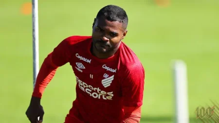 "Nikão Esclarece Posicionamento no Athletico: 'Não Sou Ponta'"