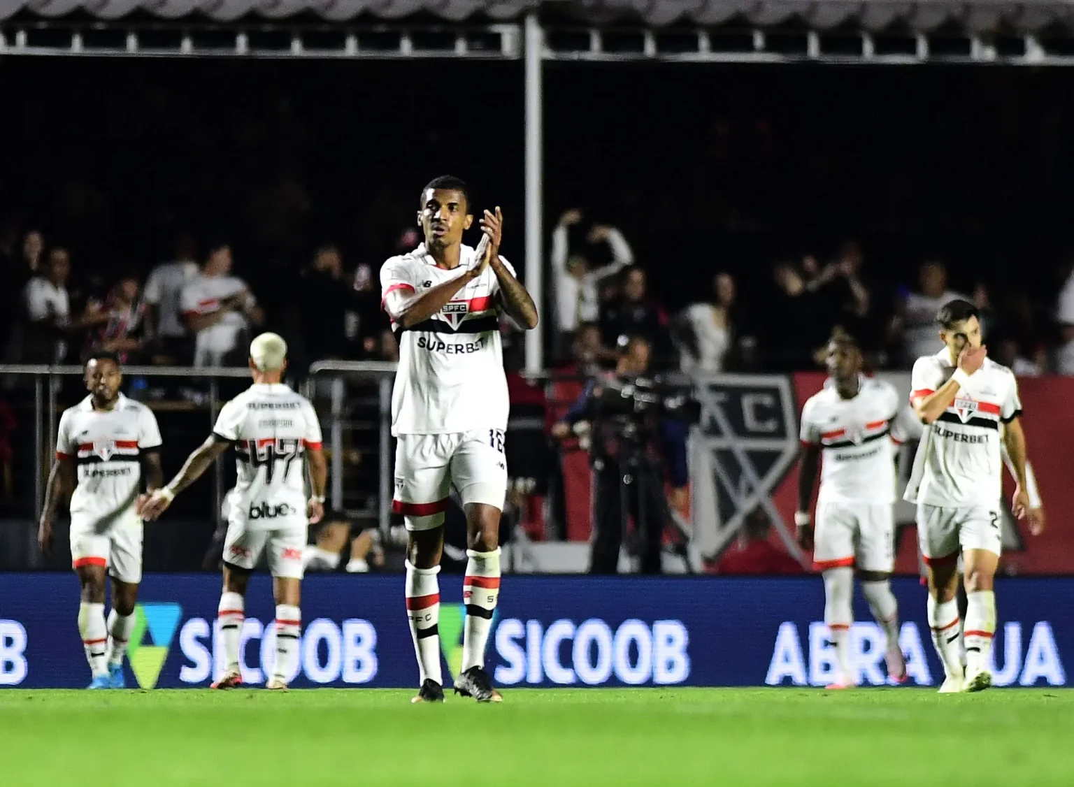 "O Surgimento Meteórico de Luiz Gustavo no São Paulo: Como o Jogador Conquistou a Confiança de Zubeldía"