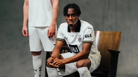 Onde foi parar o amarelo? Borussia Dortmund lança uniforme com até o escudo em branco - Otimizado para SEO