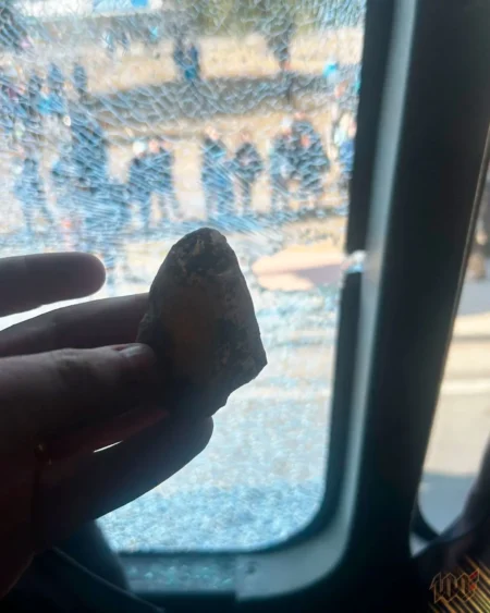 Ônibus do Athletico é atingido por pedra antes do jogo com o Belgrano, na Sul-Americana