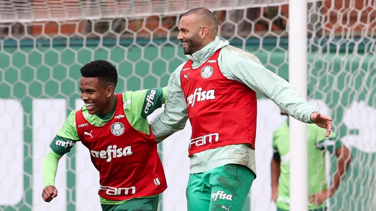 "Provável escalação do Palmeiras para a Libertadores: Estêvão se recupera e pode reforçar o time"