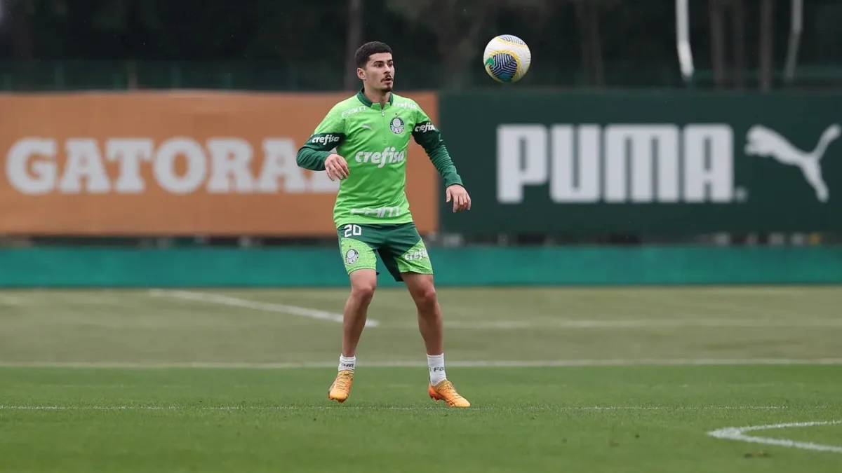 "Rômulo retorna ao elenco do Palmeiras após pausa de dois meses e busca consolidar seu espaço diante de ausências na equipe"