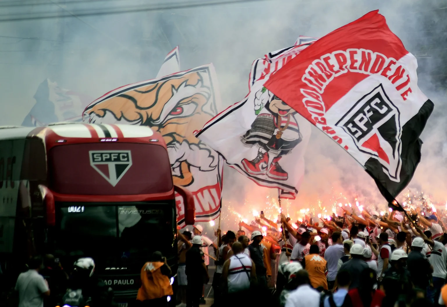 "São Paulo Apresenta Terceira Camisa com Adiantamento em Ônibus Oficial no Domingo"