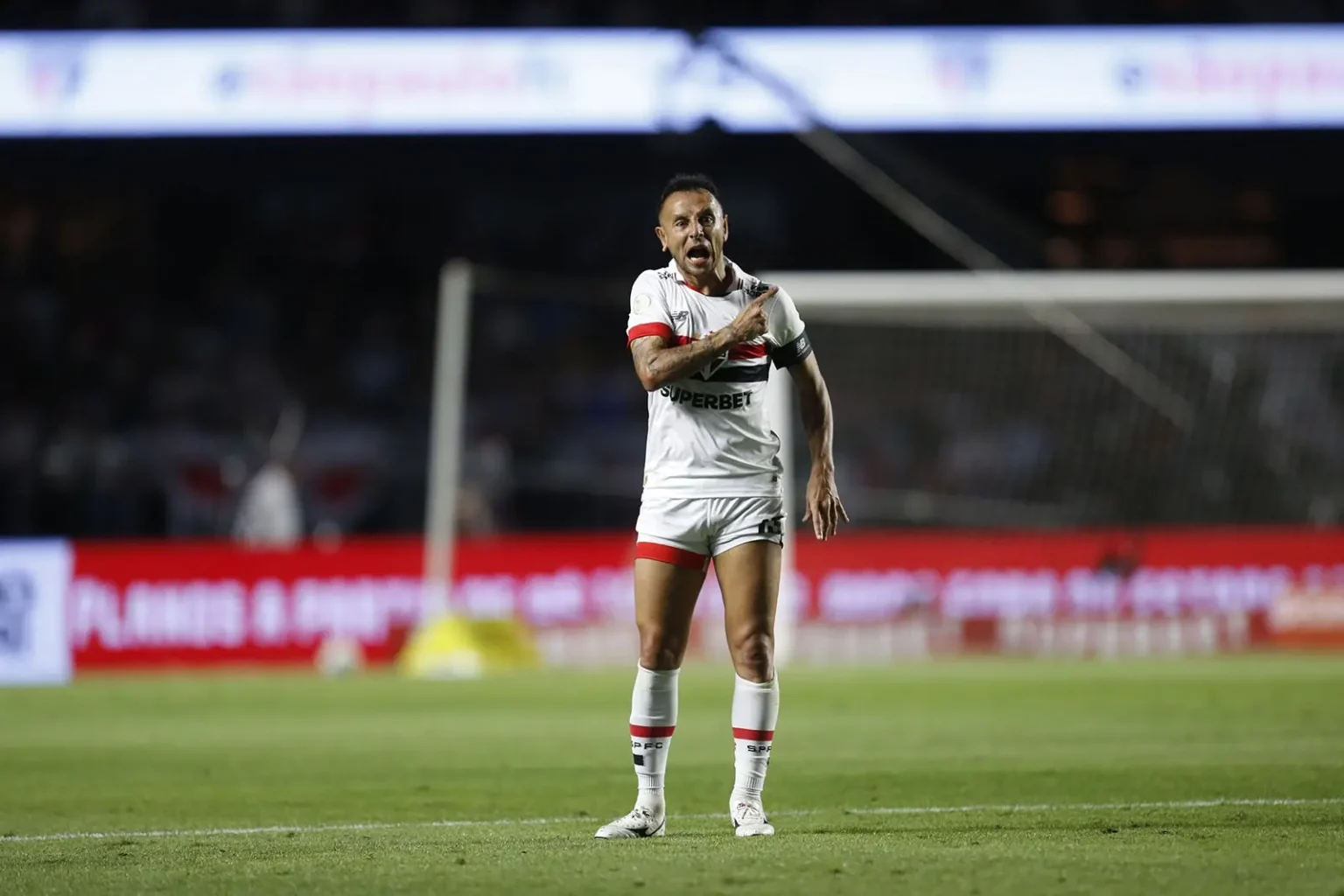 "São Paulo's Rafinha Contempla Postergar Sua Aposentadoria"