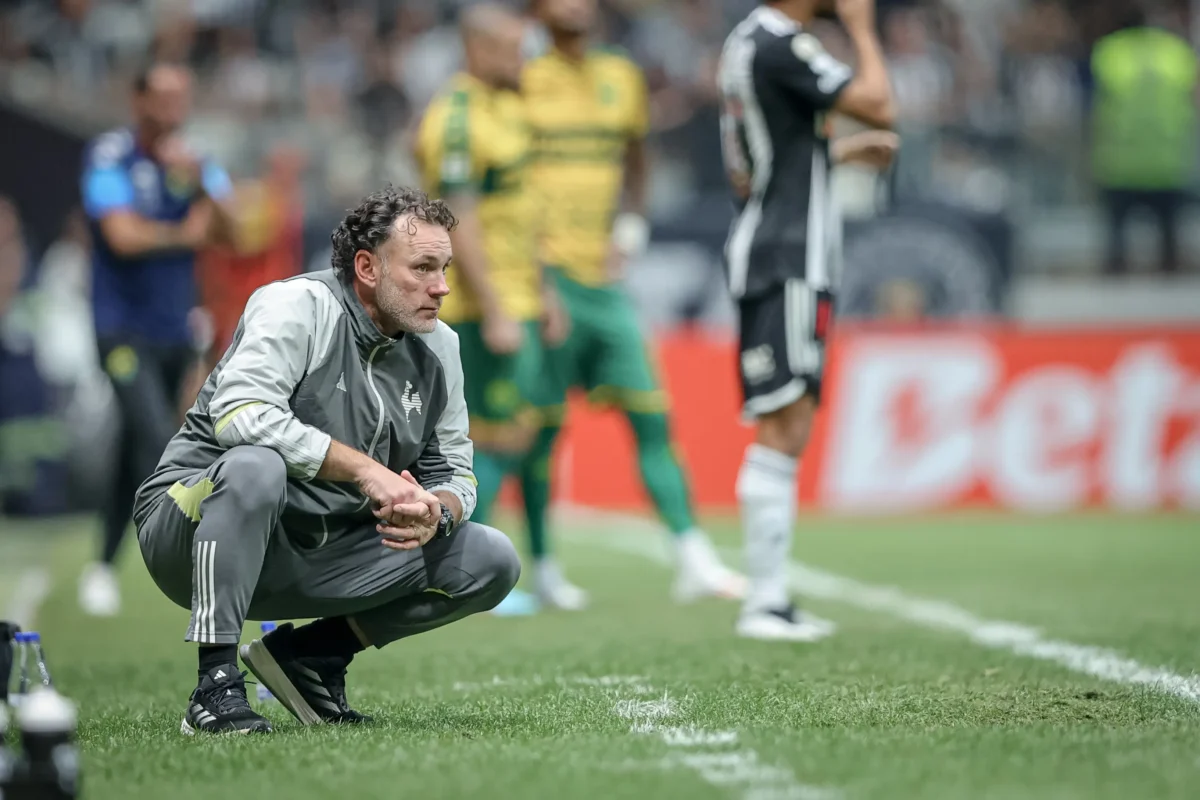 Técnico do Atlético-MG, Rafael Milito fala sobre escalação e critica gramado: "Não está em ótimas condições"