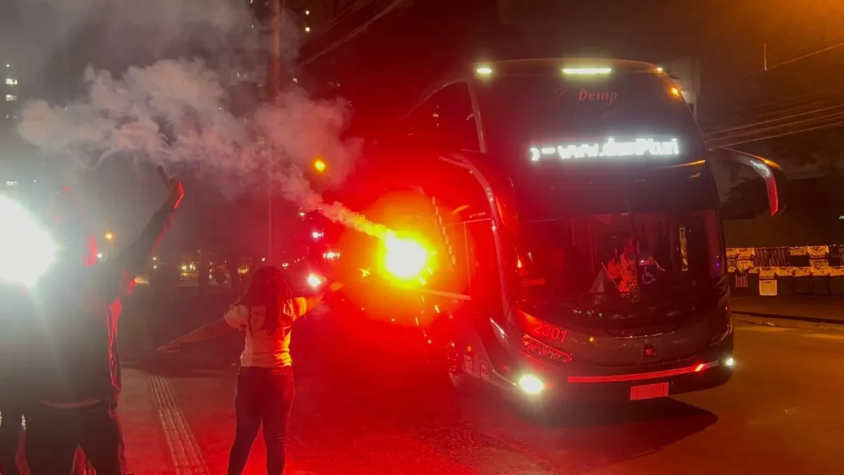 "Torcedores em Goiânia Recebem o Time de São Paulo com Festa Antes da Copa do Brasil"