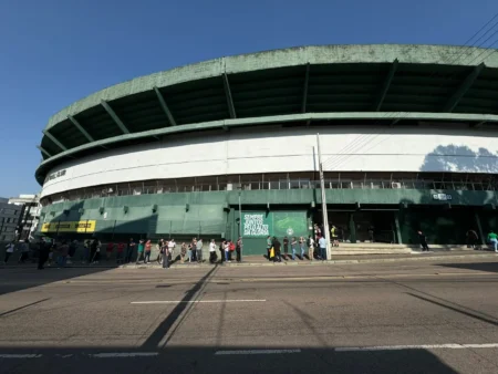 "Torcida Corinthiana Adquire Ingressos Destinados ao Grêmio em Curitiba Após Esgotamento do Setor"