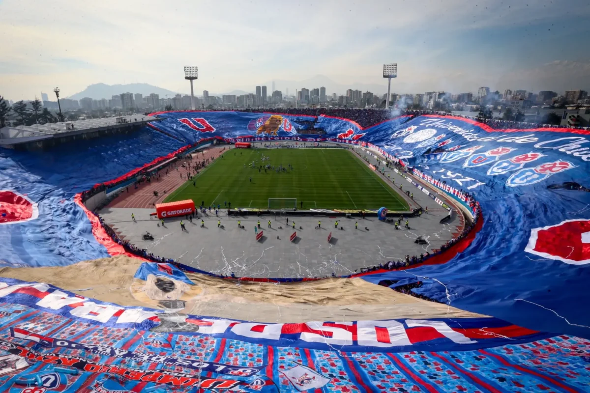 "Torcida da La U Realiza Impressionante Bandeirão em Clássico contra o Colo-Colo"