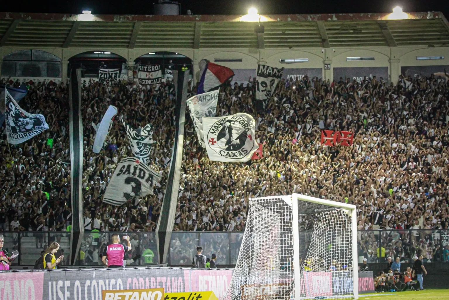 "Torcida do Vasco esgota ingressos para confronto decisivo na Copa do Brasil contra o Atlético-GO"