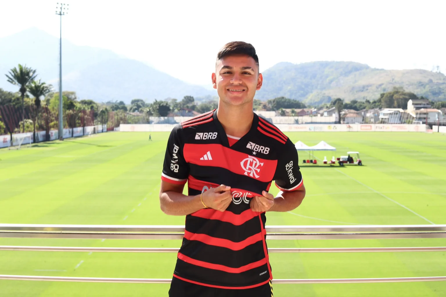 "Treino de Alcaraz no Flamengo: Entenda a Escolha da Camisa 37 em Vídeo"