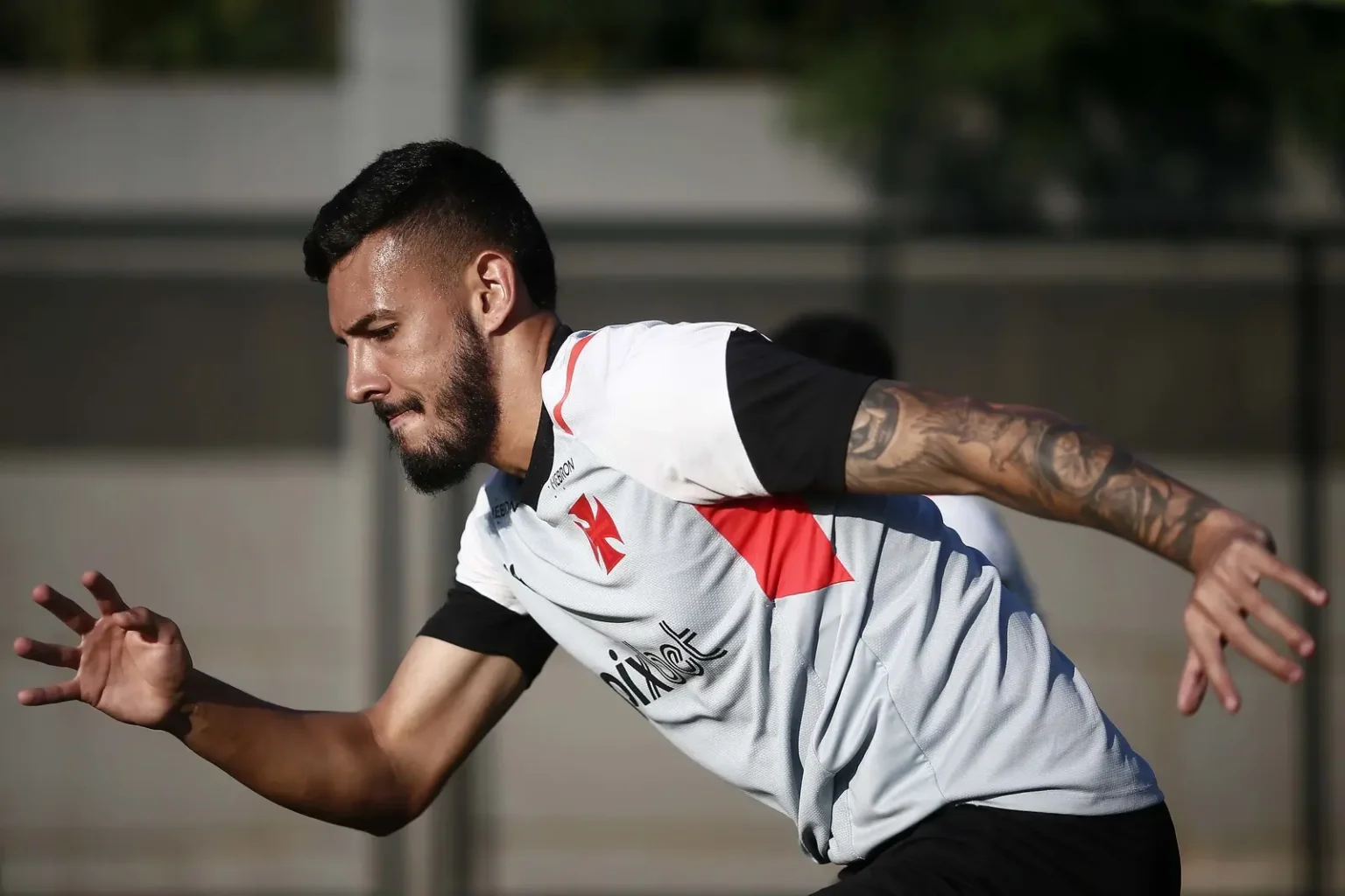 "Vasco confirma transferência do zagueiro Zé Vitor para clube português"