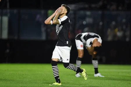 Vasco: Desempenho dos Jogadores em Empate - Léo Erro Custoso, Adson e Payet se Destacam