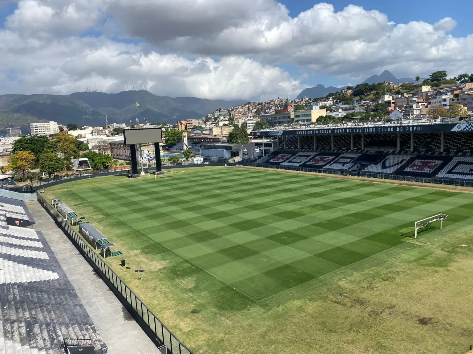 "Vasco realiza melhorias no gramado do Estádio São Januário: Veja as Imagens"