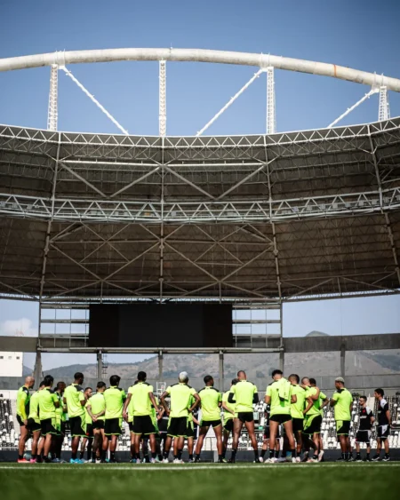 "Vasco se prepara no estádio Nilton Santos antes do clássico contra o Fluminense"