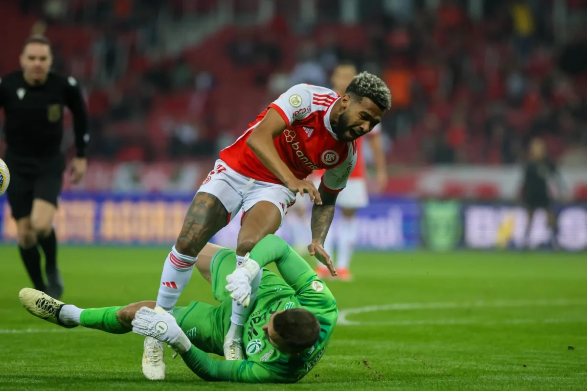 "Wesley Abandona Partida de Futebol do Internacional nos Minutos Iniciais Devido a Lesão no Tornozelo, Gerando Preocupação"