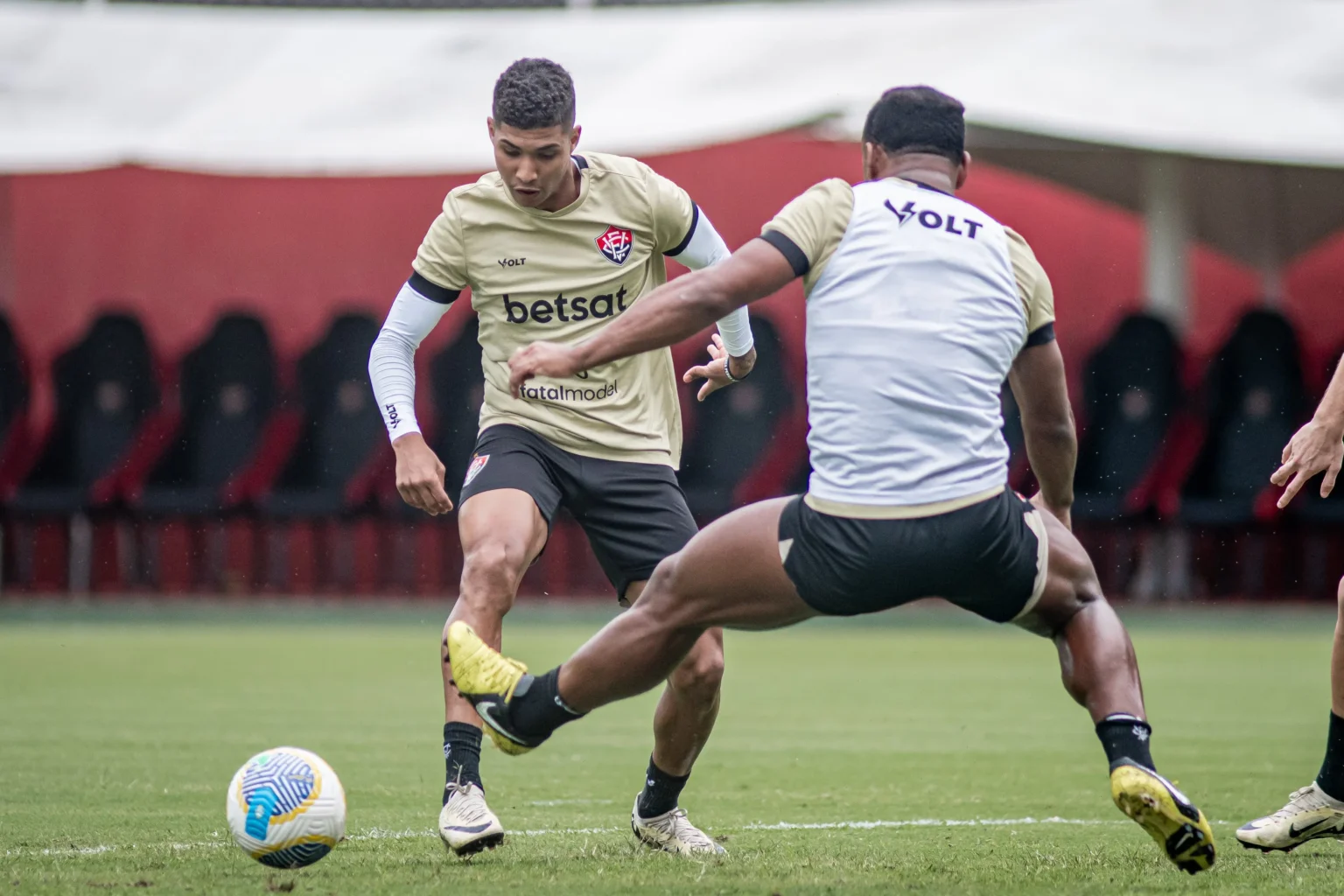 "Willean Lepo Mais Uma Vez Desfalca o Vitória em Sessão Tática na Toca do Leão"