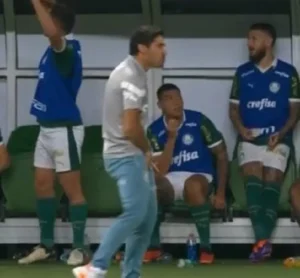 Abel Ferreira, técnico do Palmeiras, irá a julgamento por gesto obsceno que resultou em expulsão na Copa do Brasil