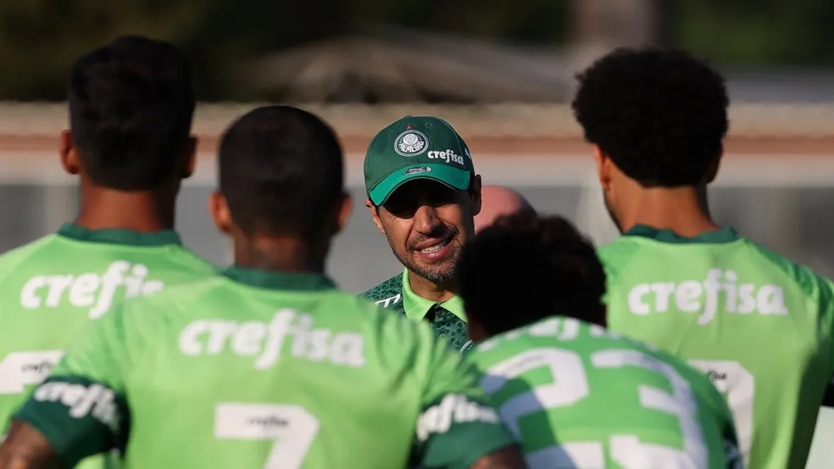 Abel estuda escalação do Palmeiras com mudanças para jogo do Brasileirão.