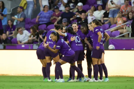 "Adriana Brilha: Orlando Pride Vence Gotham e Se Aproxima dos Playoffs nos EUA"