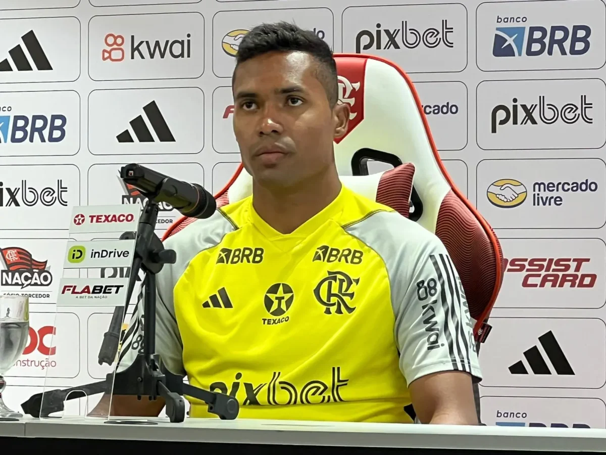 "Alex Sandro é oficialmente apresentado como reforço do Flamengo"