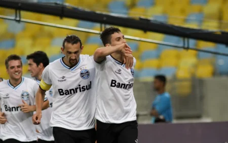 "Alex Telles: Melhores Momentos da Carreira - Golaços e Destaques com Botafogo e Porto"