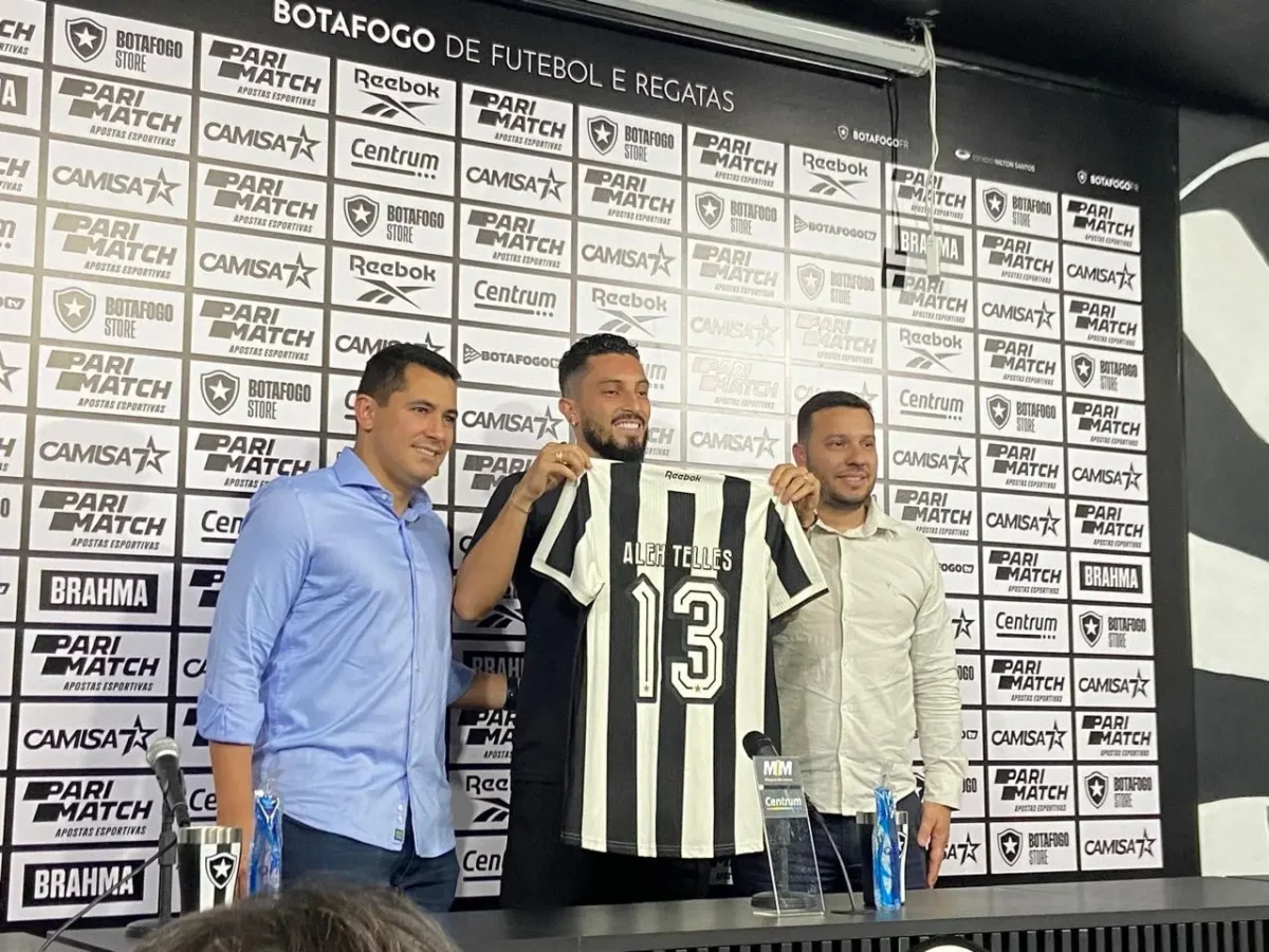 Alex Telles no Botafogo: Lateral é Apresentado no Clube Carioca