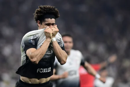 André Ramalho marca primeiro gol pelo Corinthians e comemora vaga: "Acreditar até o fim"