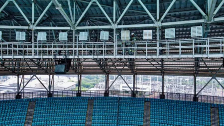 Arena do Grêmio inicia substituição de refletores danificados após enchente