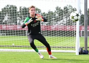 Arsenal pode escalar jovem goleiro de 16 anos após lesões de Raya e Neto