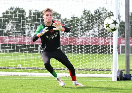 Arsenal pode escalar jovem goleiro de 16 anos após lesões de Raya e Neto