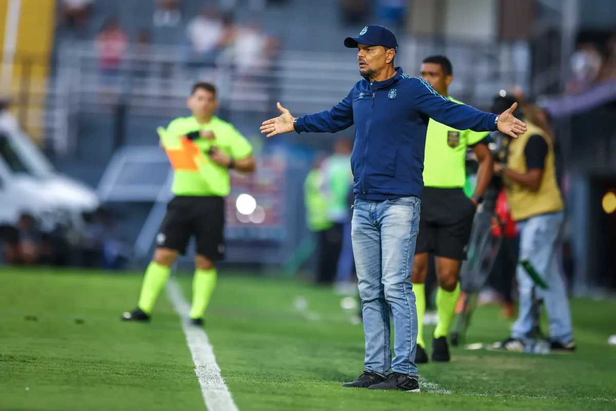 Assistente Técnico de Renato elogia desempenho do Grêmio e destaca superação de erros individuais.