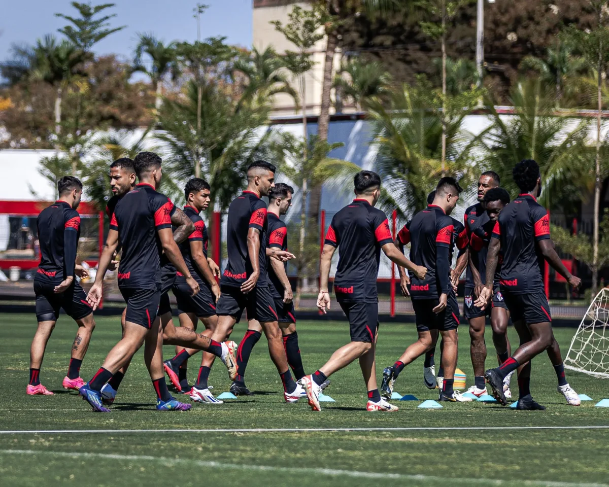 Atlético-GO treina durante duas semanas para enfrentar o Vitória com quatro jogadores suspensos