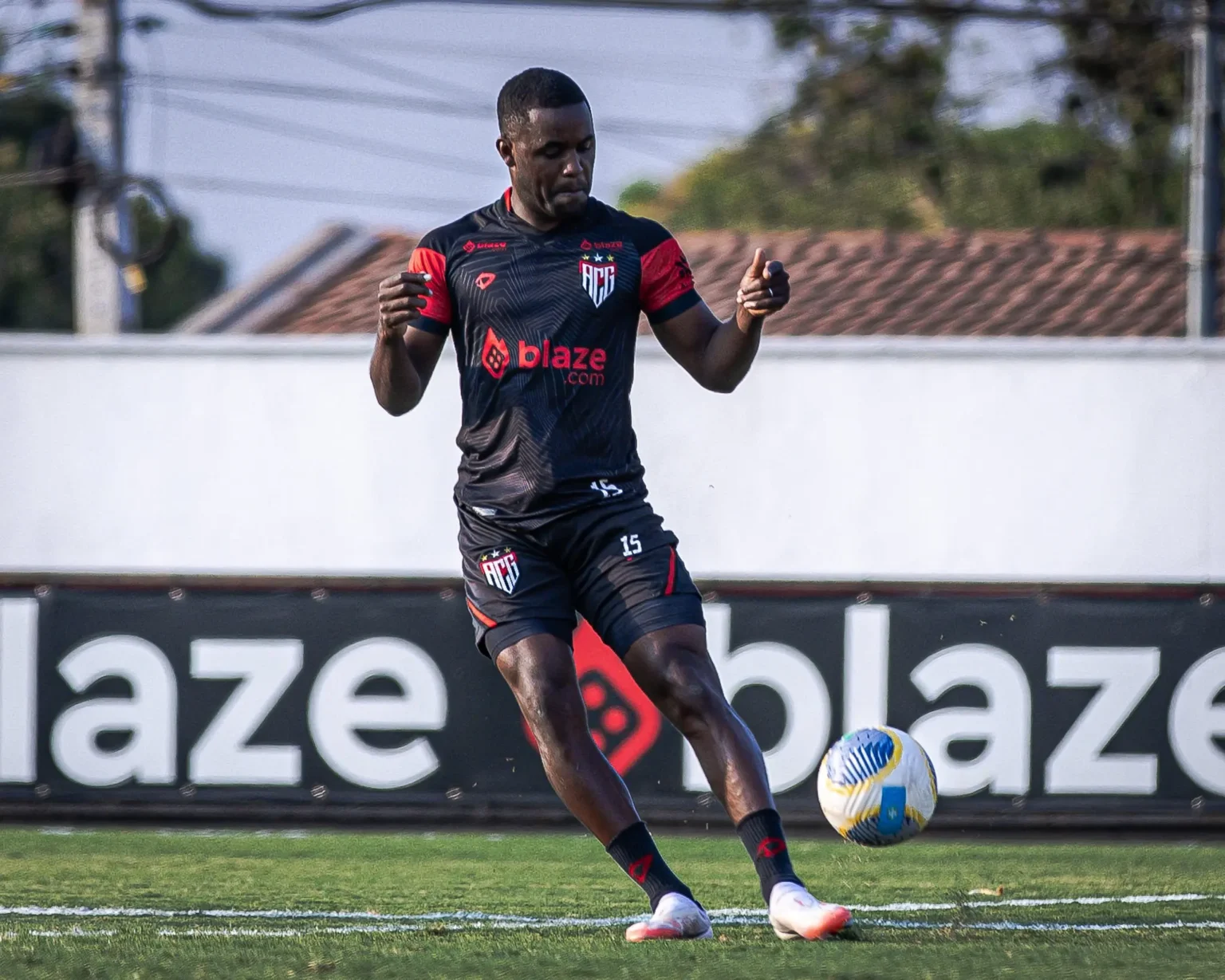 Atlético-GO começa preparação para jogo contra Fluminense sem Campbell