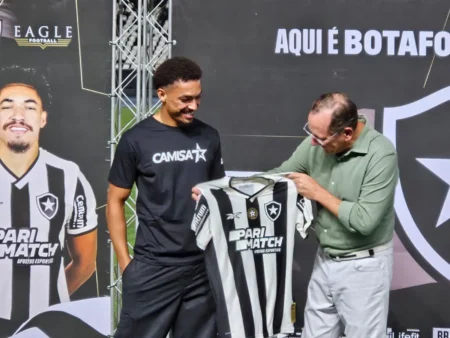 "Botafogo Apresenta Zagueiro Adryelson: Conheça o Novo Reforço do Time"