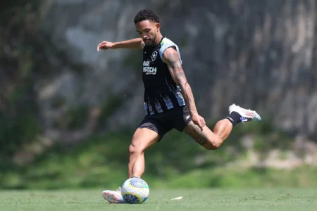 Botafogo oficializa inscrição de Adryelson, Vitinho e Alex Telles para a Copa Libertadores