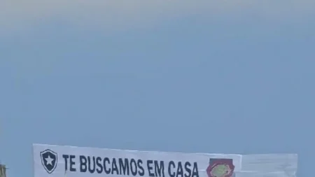 Botafogo provoca São Paulo com cartaz em avião: "Te buscamos em casa"