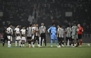 Botafogo x Corinthians: partida atrasa devido à confusão com semelhança nas camisas dos times