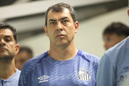 "Carille é vaiado após empate do Santos com o Novorizontino no gramado"