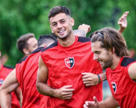 Clube argentino aceita oferta, e Vasco se movimenta para concluir transferência de Ian Glavinovich.