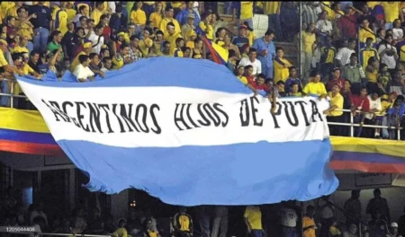 "Confusão em campo: bandeira ofensiva contra argentinos deixa De Paul irritado em jogo contra Colômbia"