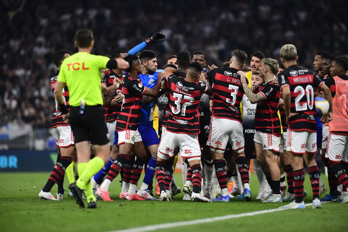 "Confusão em jogo: Corinthians, Flamengo, jogadores e gandulas são denunciados no STJD"