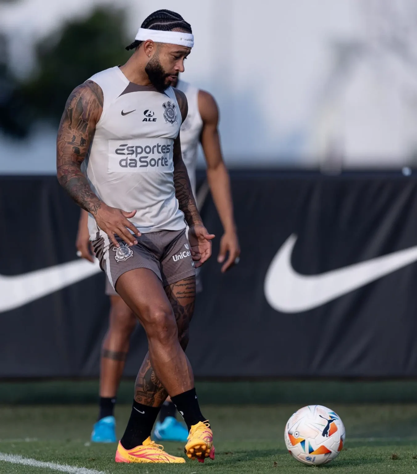 Corinthians: Memphis treina normal, enquanto Talles Magno sofre lesão muscular