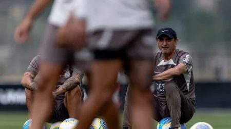 Corinthians começa preparação para jogo contra Flamengo sem Memphis.