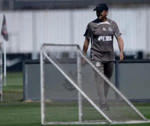 Corinthians volta aos treinos após vitória sobre Atlético-GO com reforços da base.