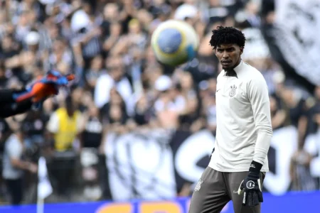 Corinthians x Flamengo: Negociação de Hugo Souza para evitar multa de R$ 1 milhão