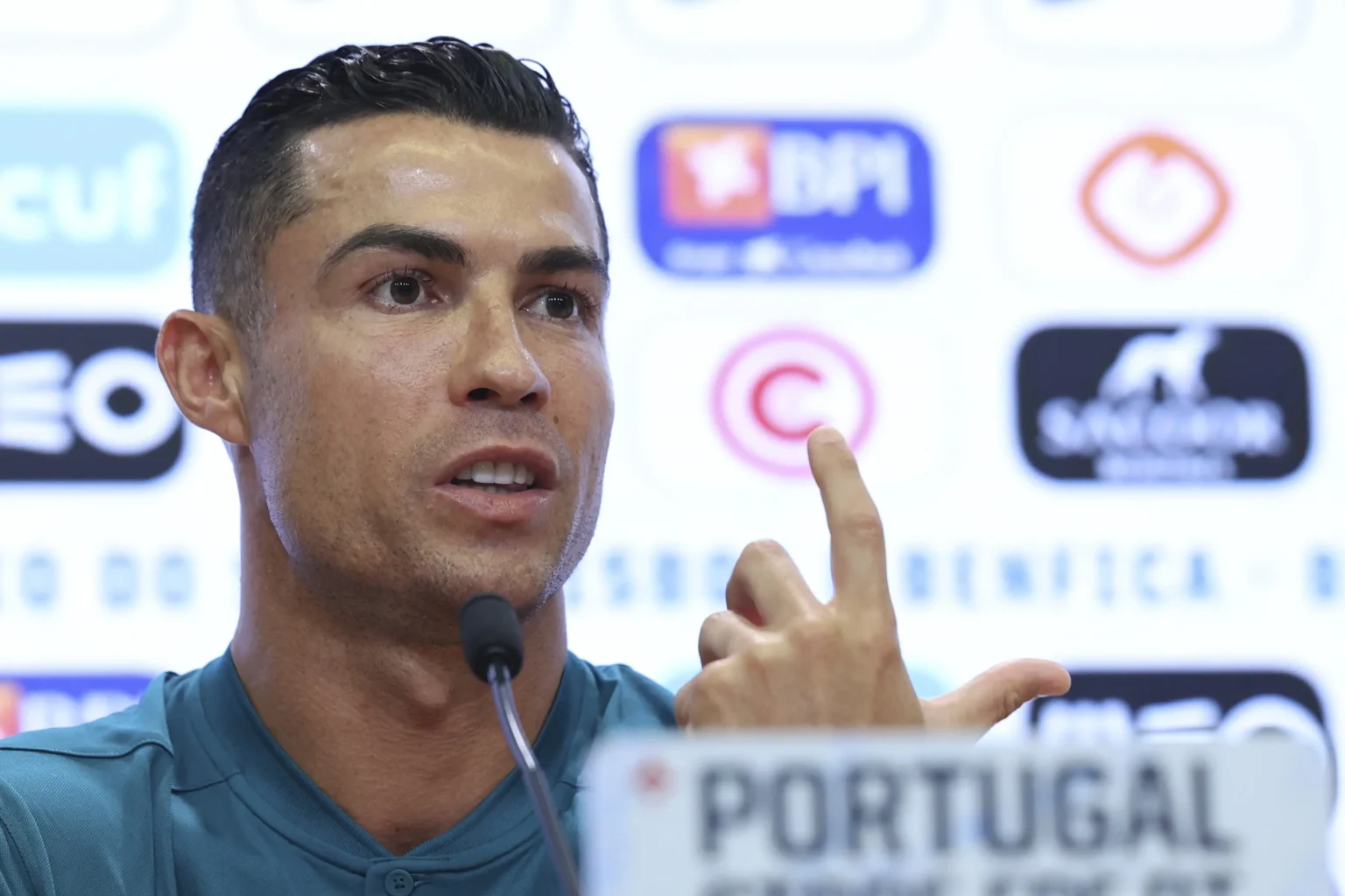 Cristiano Ronaldo rebate críticas e descarta ser reserva na seleção portuguesa.