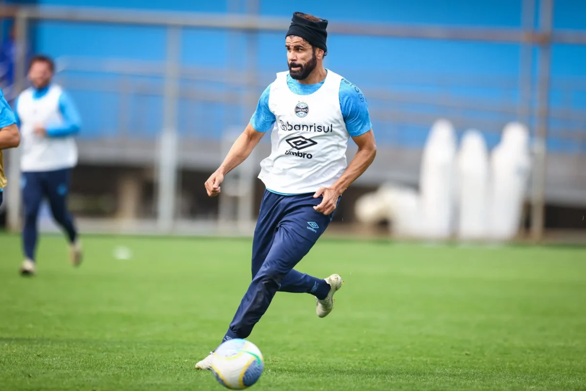 Diego Costa aguarda decisão do STJD para retorno ao Grêmio no Campeonato Brasileiro.