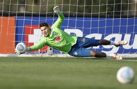 Ederson retorna à Seleção Brasileira após três cortes e busca reconquistar a titularidade no gol.