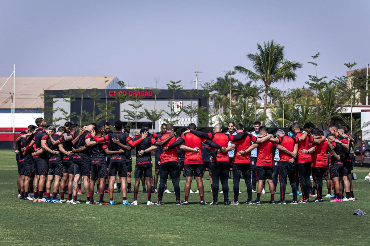 Escalação do Atlético-GO para enfrentar o Vitória: veja as mudanças e estreias no time.